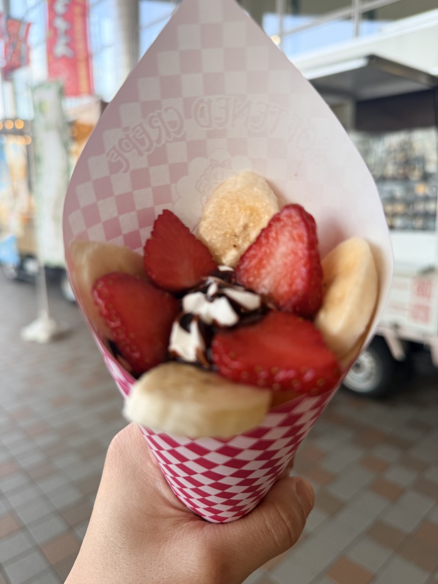 Pinのいちごバナナクレープ。ふわもち生地にごろっと苺とバナナ、生クリームとチョコ