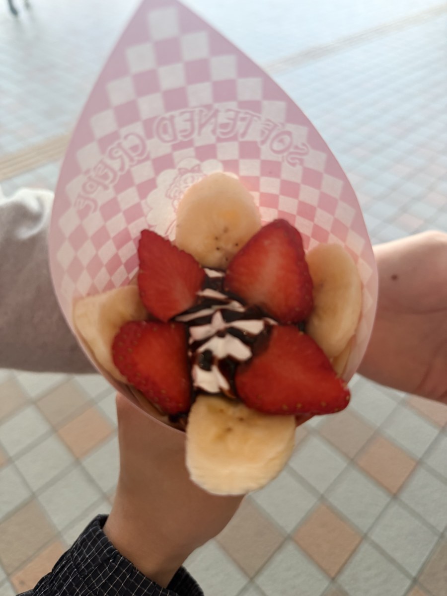 真上から見た、いちごバナナクレープ