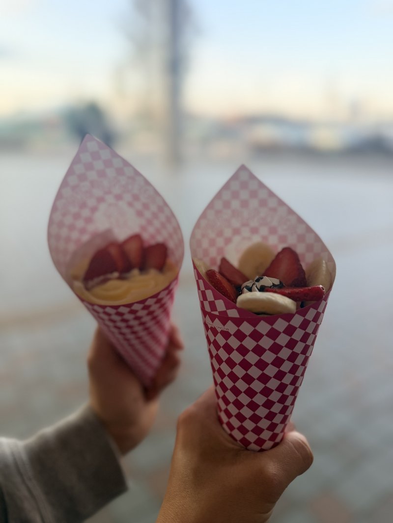 青空の下で2人シェアするクレープ