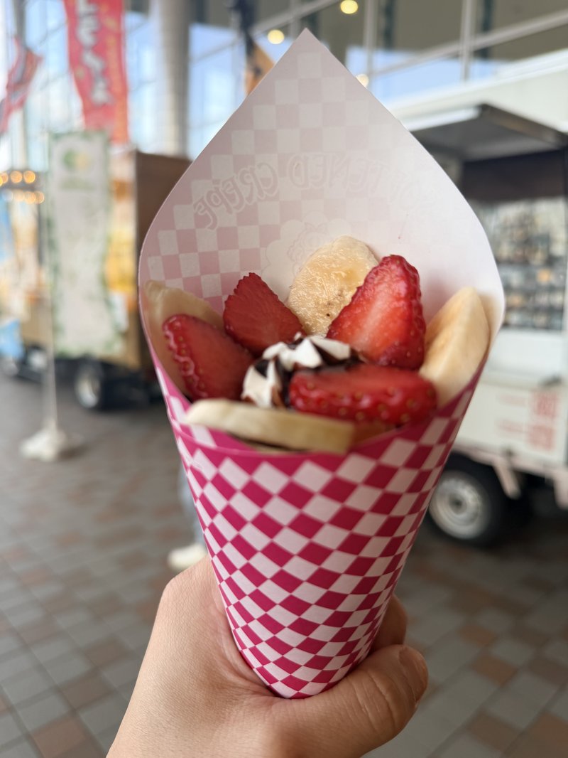 焼きたての苺バナナクレープ