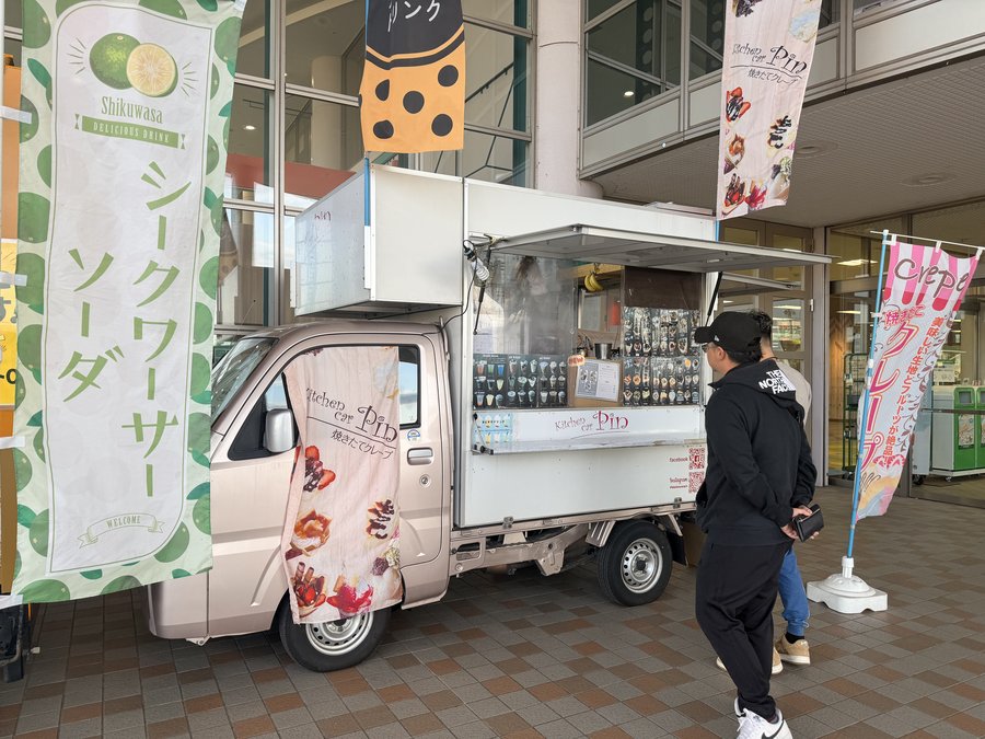 Kitchen car Pin のピンクのキッチンカー全景